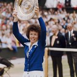 Billie Jean King mit ihrer Siegerschale beim Wimbledon-Finale 1975