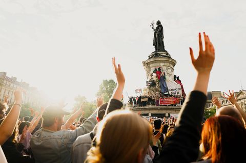Tausende Menschen feierten am Wahlabend im Zentrum von Paris erleichtert die Niederlage der Rechtspopulisten