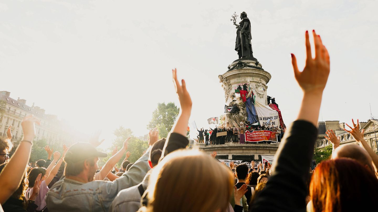 Tausende Menschen feierten am Wahlabend im Zentrum von Paris erleichtert die Niederlage der Rechtspopulisten