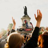 Tausende Menschen feierten am Wahlabend im Zentrum von Paris erleichtert die Niederlage der Rechtspopulisten