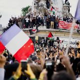 Freudenschreie hallen über den Place de la République, als kurz nach der Schließung der Wahllokale die ersten Prognosen öffentlich wurden