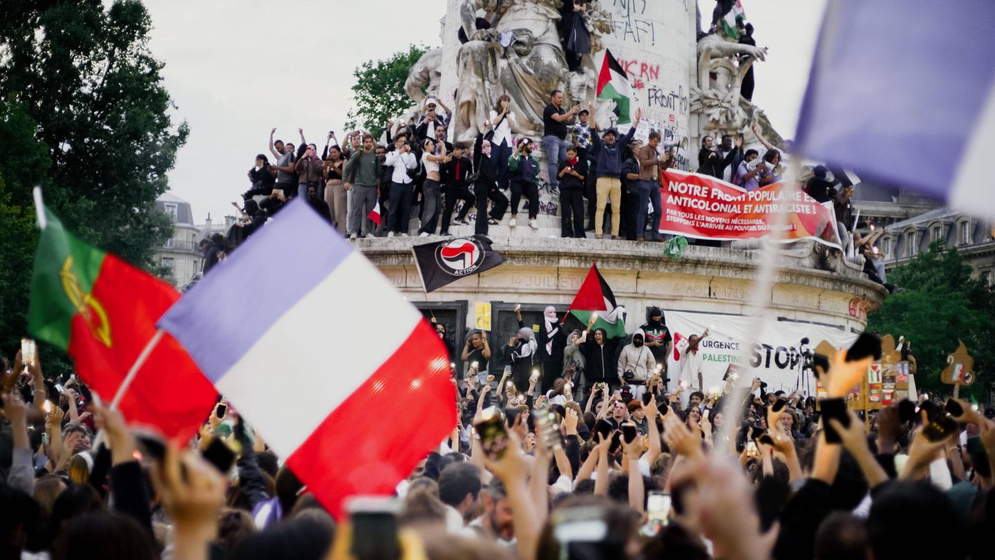 Freudenschreie hallen über den Place de la République, als kurz nach der Schließung der Wahllokale die ersten Prognosen öffentlich wurden