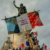 In der Hauptstadt wird mehrfach ein Banner entrollt: "Frankreich ist ein Geflecht aus Migration"