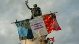 In der Hauptstadt wird mehrfach ein Banner entrollt: "Frankreich ist ein Geflecht aus Migration"