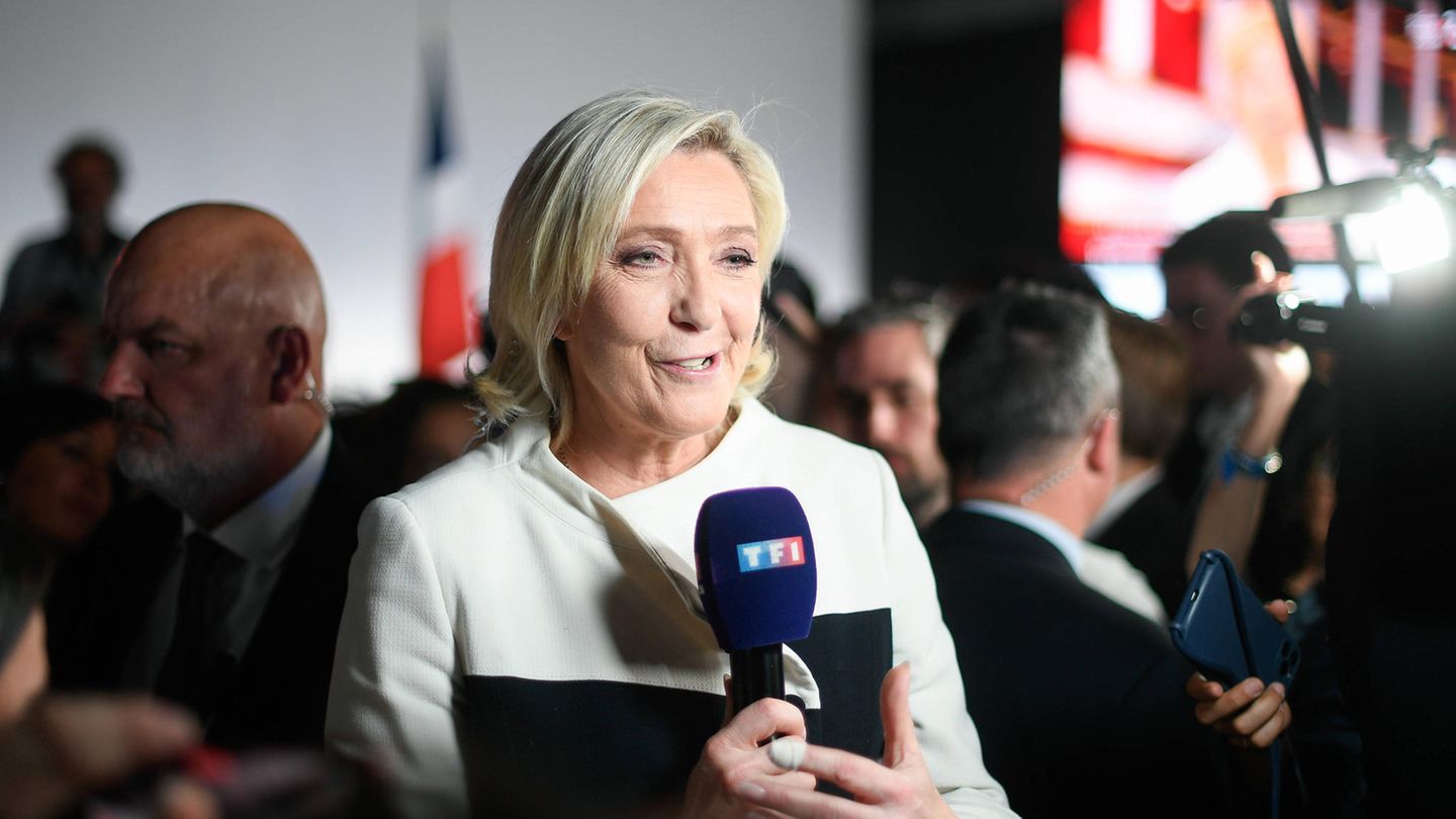 Den Hochrechnungen zufolge landet die Partei von Marine Le Pen auf dem dritten Platz. Die Politikerin gibt sich betont gelassen: "Die Flut steigt weiter und unser Sieg ist heute nur aufgeschoben."