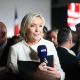 Den Hochrechnungen zufolge landet die Partei von Marine Le Pen auf dem dritten Platz. Die Politikerin gibt sich betont gelassen: "Die Flut steigt weiter und unser Sieg ist heute nur aufgeschoben."