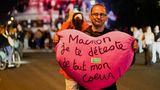 Auf diesem Plakat heißt es: "Macron ich hasse dich aus ganzem Herzen"