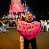 Auf diesem Plakat heißt es: "Macron ich hasse dich aus ganzem Herzen"