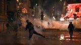 Frankreich ist tief gespalten. Das zeigen nicht nur die unterschiedlichen Wahlergebnisse, sondern auch ein Blick auf die Straßen: Neben friedlichen Partys gab es auch Krawall. In Paris geriet ein Teil der Demonstranten Medienberichten zufolge mit Ordnungskräften aneinander, die daraufhin Tränengas einsetzen