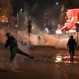 Frankreich ist tief gespalten. Das zeigen nicht nur die unterschiedlichen Wahlergebnisse, sondern auch ein Blick auf die Straßen: Neben friedlichen Partys gab es auch Krawall. In Paris geriet ein Teil der Demonstranten Medienberichten zufolge mit Ordnungskräften aneinander, die daraufhin Tränengas einsetzen