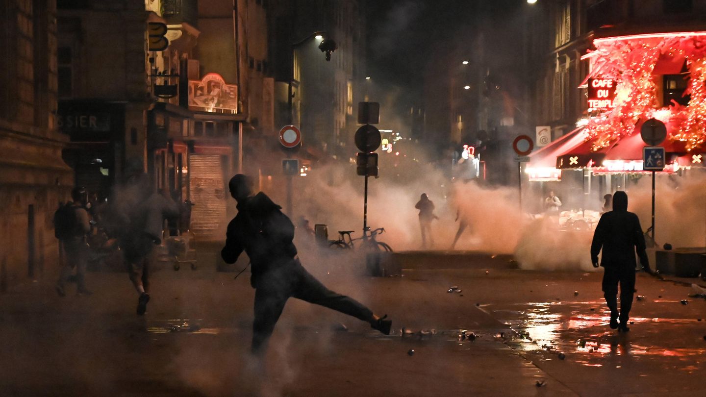 Internationale Reaktionen: Frankreich ist tief gespalten. Das zeigen nicht nur die unterschiedlichen Wahlergebnisse, sondern auch ein Blick auf die Straßen: Neben friedlichen Partys gab es auch Krawall. In Paris geriet ein Teil der Demonstranten Medienberichten zufolge mit Ordnungskräften aneinander, die daraufhin Tränengas einsetzen Frankreich ist tief gespalten. Das zeigen nicht nur die unterschiedlichen Wahlergebnisse, sondern auch ein Blick auf die Straßen: Neben friedlichen Partys gab es auch Krawall. In Paris geriet ein Teil der Demonstranten Medienberichten zufolge mit Ordnungskräften aneinander, die daraufhin Tränengas einsetzen