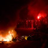 Einer schwarzer Block zündete in Paris Barrikaden an