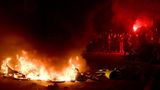 Einer schwarzer Block zündete in Paris Barrikaden an