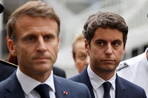 Frankreichs Präsident Emmanuel Macron und Premierminister Gabriel Attal stehen nebeneinander