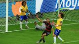 Es ist der Beginn eines legendären Torreigens und der spektakulärsten Fußball-Darbietung in der deutschen WM-Geschichte: Thomas Müller feiert in der elften Minute des Halbfinales gegen Brasilien seinen Treffer zum 1:0.  Sieben weitere sollen folgen. Für Deutschland befördern Klose, zwei Mal Kroos, Khedira, und zwei Mal Schürrle den Ball ins Netzt, schon nach 30 Minuten liegt der Gastgeber mit 0:5 hinten. Erst in der 90. Minute gelingt der Seleção noch der Ehrentreffer durch Oscar.  Der Endstand von 1:7 ist das höchste Ergebnis, das jemals in einem regulären WM-Halbfinale erreicht wurde, und der zweithöchste WM-Sieg einer DFB-Elf nach dem 8:0 gegen Saudi-Arabien in der Gruppenphase der WM 2002. Die Schmach von Belo Horizonte ist sogar in die brasilianische Alltagssprache eingezogen. Wenn ein Missgeschick passiert, wird es bis heute mit dem Fluch "Gol da Alemanha!" – "Tor für Deutschland!" kommentiert