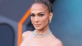 Jennifer Lopez trägt eine glitzernde Kette