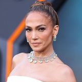 Jennifer Lopez trägt eine glitzernde Kette