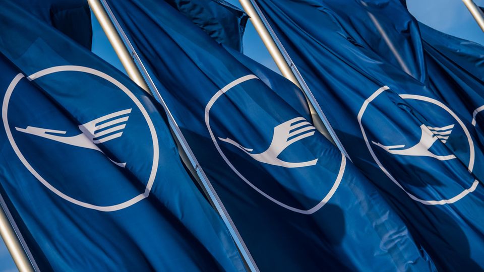 Das Lufthansa-Logo in Weiß ist auf dunkelblauen Flaggen zu sehen