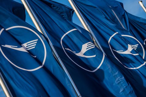 Das Lufthansa-Logo in Weiß ist auf dunkelblauen Flaggen zu sehen