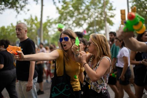 Frauen in Barcelona beschießen Touristen mit Wasserpistolen bei einer Demonstration gegen Tourismus