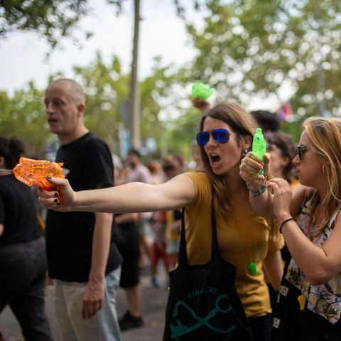 Frauen in Barcelona beschießen Touristen mit Wasserpistolen bei einer Demonstration gegen Tourismus