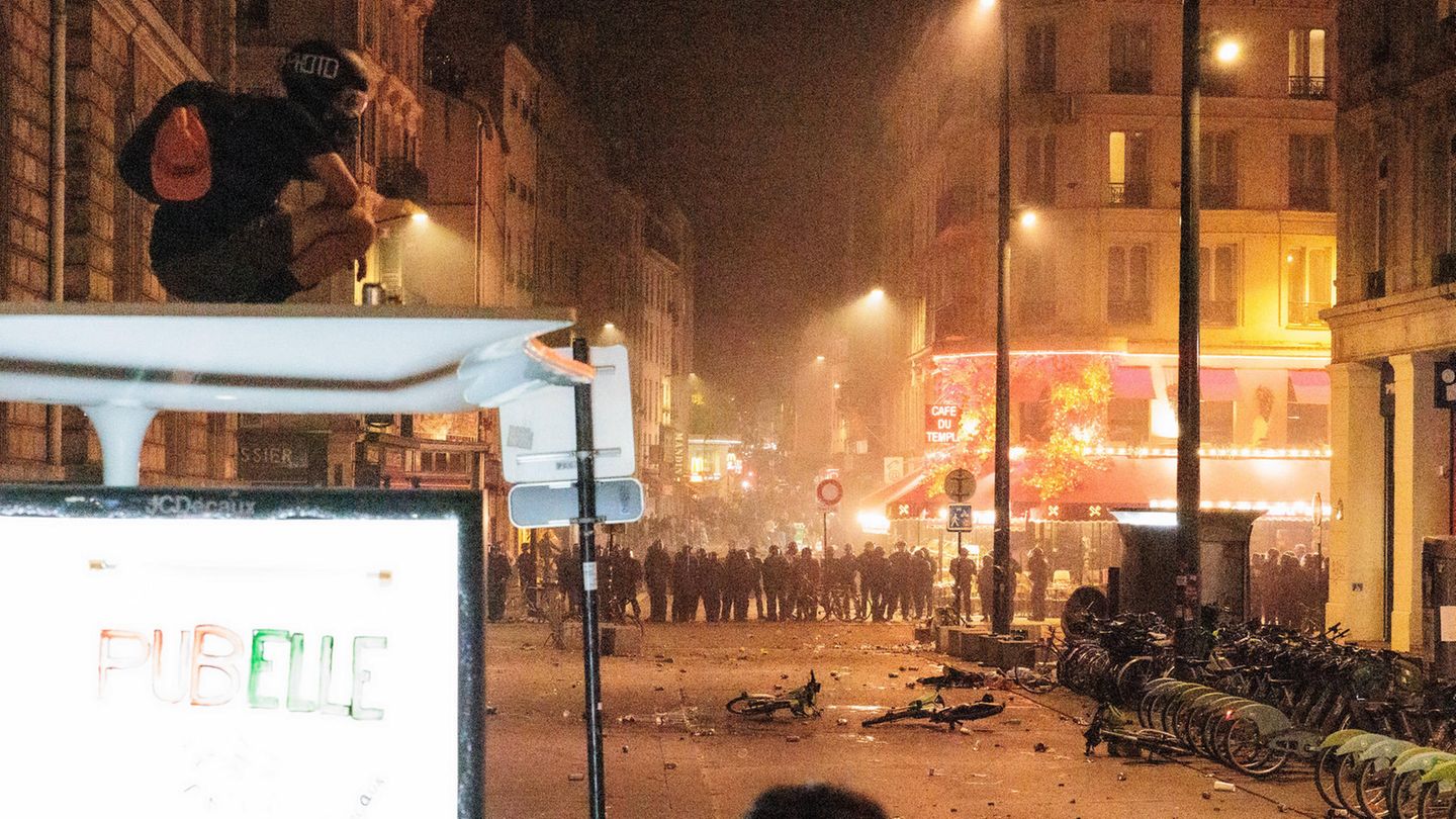 Internationale Reaktionen: Im Zentrum von Paris hatten etliche Geschäfte und Banken ihre Fenster am Wahltag mit Blick auf befürchtete Ausschreitungen mit Holzplatten gesichert. Innenminister Gérald Darmanin hatte für den Wahltag 30.000 Beamte mobilisiert, um mögliche Krawalle zu verhindern Im Zentrum von Paris hatten etliche Geschäfte und Banken ihre Fenster am Wahltag mit Blick auf befürchtete Ausschreitungen mit Holzplatten gesichert. Innenminister Gérald Darmanin hatte für den Wahltag 30.000 Beamte mobilisiert, um mögliche Krawalle zu verhindern