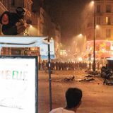 Im Zentrum von Paris hatten etliche Geschäfte und Banken ihre Fenster am Wahltag mit Blick auf befürchtete Ausschreitungen mit Holzplatten gesichert. Innenminister Gérald Darmanin hatte für den Wahltag 30.000 Beamte mobilisiert, um mögliche Krawalle zu verhindern