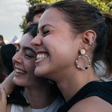 Je überraschender das Ergebnis, desto größer die Freude: Viele Franzosen hatten mit einem Sieg der Rechten gerechnet. Hunderte wollten deshalb auf dem Place de la République demonstrieren. Doch es kam anders. "Wir dachten, wir würden heute Abend wütend sein – und nun sind wir sehr glücklich", zitiert die Nachrichtenagentur AFP Menschen vor Ort