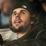 Justin Bieber mit einer Baseballkappe