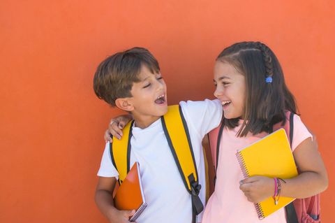 Zur Einschulung: Zwei Schulkinder umarmen sich