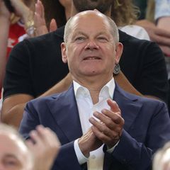 Bundeskanzler Olaf Scholz mit Ehefrau Britta Ernst beim Achtelfinalspiel der DFB-Elf gegen Dänemark in Dortmund