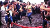 Platz 5: Woodstock 1969 – die Mutter aller Schlammfestivals  Damit hatte niemand gerechnet, nicht die Veranstalter, nicht die Bands und auch nicht die Besucher. Rund 500.000 Menschen fanden sich im August 1969 in Bethel, New York, zusammen – die größte Ansammlung, die bis dahin in der Geschichte gezählt wurde. Dafür gab es bei dem Event mit Ikonen wie Janis Joplin und Jimi Hendrix keine Unterkünfte, kaum Sanitäranlagen und Ärzte, am zweiten Tag war das Essen aus. Und am Sonntag kam der Sturm: Zuerst versuchte sich die halbe Million Hippies mit einem Regengesang zu behelfen und stimmten "No Rain!" an. Als das nichts half, versuchten sie es mit purer Ignoranz. So wurde am Nachmittag des 17. August 1969 die Festival-Schlammrutsche erfunden: Mit viel Anlauf losrennen, stürzen, schlittern und hoffen, dass der Stunt zu einem guten Ende findet. Wenn sie hier klicken, sehen sie, wie das den Mudstock-Pionieren gelungen ist. Das Gelände verwandelte sich dabei jedenfalls binnen Minuten in ein Feuchtbiotop – passenderweise hieß die erste Band, die nach der Sintflut wieder auftrat, Country Joe And The Fish