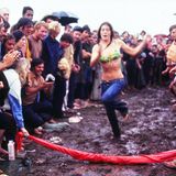 Platz 5: Woodstock 1969 – die Mutter aller Schlammfestivals  Damit hatte niemand gerechnet, nicht die Veranstalter, nicht die Bands und auch nicht die Besucher. Rund 500.000 Menschen fanden sich im August 1969 in Bethel, New York, zusammen – die größte Ansammlung, die bis dahin in der Geschichte gezählt wurde. Dafür gab es bei dem Event mit Ikonen wie Janis Joplin und Jimi Hendrix keine Unterkünfte, kaum Sanitäranlagen und Ärzte, am zweiten Tag war das Essen aus. Und am Sonntag kam der Sturm: Zuerst versuchte sich die halbe Million Hippies mit einem Regengesang zu behelfen und stimmten "No Rain!" an. Als das nichts half, versuchten sie es mit purer Ignoranz. So wurde am Nachmittag des 17. August 1969 die Festival-Schlammrutsche erfunden: Mit viel Anlauf losrennen, stürzen, schlittern und hoffen, dass der Stunt zu einem guten Ende findet. Wenn sie hier klicken, sehen sie, wie das den Mudstock-Pionieren gelungen ist. Das Gelände verwandelte sich dabei jedenfalls binnen Minuten in ein Feuchtbiotop – passenderweise hieß die erste Band, die nach der Sintflut wieder auftrat, Country Joe And The Fish