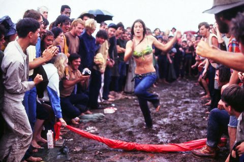 Platz 5: Woodstock 1969 – die Mutter aller Schlammfestivals  Damit hatte niemand gerechnet, nicht die Veranstalter, nicht die Bands und auch nicht die Besucher. Rund 500.000 Menschen fanden sich im August 1969 in Bethel, New York, zusammen – die größte Ansammlung, die bis dahin in der Geschichte gezählt wurde. Dafür gab es bei dem Event mit Ikonen wie Janis Joplin und Jimi Hendrix keine Unterkünfte, kaum Sanitäranlagen und Ärzte, am zweiten Tag war das Essen aus. Und am Sonntag kam der Sturm: Zuerst versuchte sich die halbe Million Hippies mit einem Regengesang zu behelfen und stimmten "No Rain!" an. Als das nichts half, versuchten sie es mit purer Ignoranz. So wurde am Nachmittag des 17. August 1969 die Festival-Schlammrutsche erfunden: Mit viel Anlauf losrennen, stürzen, schlittern und hoffen, dass der Stunt zu einem guten Ende findet. Wenn sie hier klicken, sehen sie, wie das den Mudstock-Pionieren gelungen ist. Das Gelände verwandelte sich dabei jedenfalls binnen Minuten in ein Feuchtbiotop – passenderweise hieß die erste Band, die nach der Sintflut wieder auftrat, Country Joe And The Fish