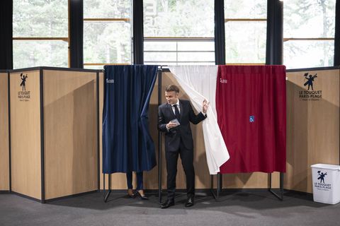 Frankreich: Macron verlässt die Wahlkabine