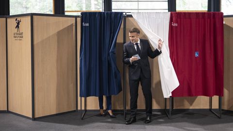 Frankreich: Macron verlässt die Wahlkabine
