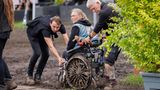 Platz 4: Wacken Open Air 2023 – Heavy Metal ohne Rostschutz  Einige brauchten für eine kurze Anfahrt 36 Stunden, und als sie endlich in Wacken ankamen, um Iron Maiden, Megadeth und Doro Pesch zu hören, versanken sie bis zu einem halben Meter tief im Matsch. Dabei konnten die Angekommenen noch von Glück reden: Regenfälle hatten Wacken 2023 schon vor Beginn derart geflutet, dass Tausende dringend gebeten wurden umzukehren. Nichts ging mehr, Rund um Wacken bildeten sich Staus, auch Bauern, die mit ihren Traktoren feststeckende Autos flott machten, konnten die Lage nicht wenden.   Die 50.000 Gäste, die es statt der erwarteten 85.000 bis zum Gelände geschafft hatten, übten sich im Wattwandern, wie der Gang vom Zelt zur Toilette bald genannt wurden. Drei halbnackte Fans warfen auf der Wiese vor ihrem abgesoffenen Camp sogar Angeln aus. Gefangen haben sie nichts