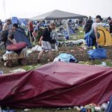Platz 3: Rock am Ring 2016 – Blitz und Donner besiegen Rock and Roll  "Herzlich willkommen hier zum großen Eifel-Schlammschlacht-Wochenende. Vielleicht mit ein bisschen Regen …" Mit diesen Worten wurden die 90.000 Unverdrossenen begrüßt, die sich 2016 bei Rock am Ring eingefunden hatten – und die Worte waren stark untertrieben. Schon am Freitag verdunkelte in Mendig eine schwarze Gewitterwand den Himmel. Eiliger Abbruch aller Konzerte. Während unfassbare Wassermassen herabregneten, schlugen Blitze auf dem Gelände ein – mehr als 70 Gäste wurden teils schwer verletzt, Zehntausende rannten zu den rettenden Zelten. Danach ging die Show zunächst weiter, doch am nächsten Tag trafen sich Veranstalter und Gemeindevertreter zum Krisengespräch, und nach einigem Hin und Her wurde das Rockfest abgesagt. Das Wochenende mit Black Sabbath, den Red Hot Chili Peppers und Fettes Brot war definitiv ins Wasser gefallen. wenn Sie hier klicken, können sie die dramatischen Tage nacherleben