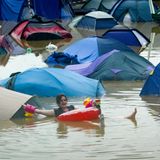 Platz 2: Glastonbury 2005 – mit dem Schlauchboot ins Zelt  Das Festival im Südwesten Englands ist nicht nur bekannt für seine Ballung von Superstars, sondern auch für seine Ballung von Gewitterwolken. Unvergessen bleibt Glastonbury 1982: die höchsten Niederschlagsmengen, die seit 45 Jahren gemessen wurden – an einem Tag. Oder Glastonbury 2016: die Schlacht gegen den Schlamm – jedes Stück Holz auf dem Gelände wurde zu Wegen zusammengezimmert, vergebens. Und Glastonbury 2005 erwarb sich den Spitznamen "Das Jahr der Flut".  150.000 Menschen warteten auf die White Stripes, Coldplay und mehr. Doch binnen weniger Stunden fiel die Regenmenge von zwei Monaten. Das hatte auch einige Vorteile: So konnten sich viele Besucher im Schlauchboot vom Biertresen ins Zelt ziehen lassen. Weltbekannt wurden die Fotos von Supermodel Kate Moss, die mit dem Libertines-Sänger Pete Doherty durch den Matsch gummistiefelte – ein Bild des Glamours, dem nicht mal 50 Zentimeter tiefer Schlamm etwas anhaben konnte.