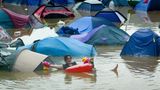 Platz 2: Glastonbury 2005 – mit dem Schlauchboot ins Zelt  Das Festival im Südwesten Englands ist nicht nur bekannt für seine Ballung von Superstars, sondern auch für seine Ballung von Gewitterwolken. Unvergessen bleibt Glastonbury 1982: die höchsten Niederschlagsmengen, die seit 45 Jahren gemessen wurden – an einem Tag. Oder Glastonbury 2016: die Schlacht gegen den Schlamm – jedes Stück Holz auf dem Gelände wurde zu Wegen zusammengezimmert, vergebens. Und Glastonbury 2005 erwarb sich den Spitznamen "Das Jahr der Flut".  150.000 Menschen warteten auf die White Stripes, Coldplay und mehr. Doch binnen weniger Stunden fiel die Regenmenge von zwei Monaten. Das hatte auch einige Vorteile: So konnten sich viele Besucher im Schlauchboot vom Biertresen ins Zelt ziehen lassen. Weltbekannt wurden die Fotos von Supermodel Kate Moss, die mit dem Libertines-Sänger Pete Doherty durch den Matsch gummistiefelte – ein Bild des Glamours, dem nicht mal 50 Zentimeter tiefer Schlamm etwas anhaben konnte.