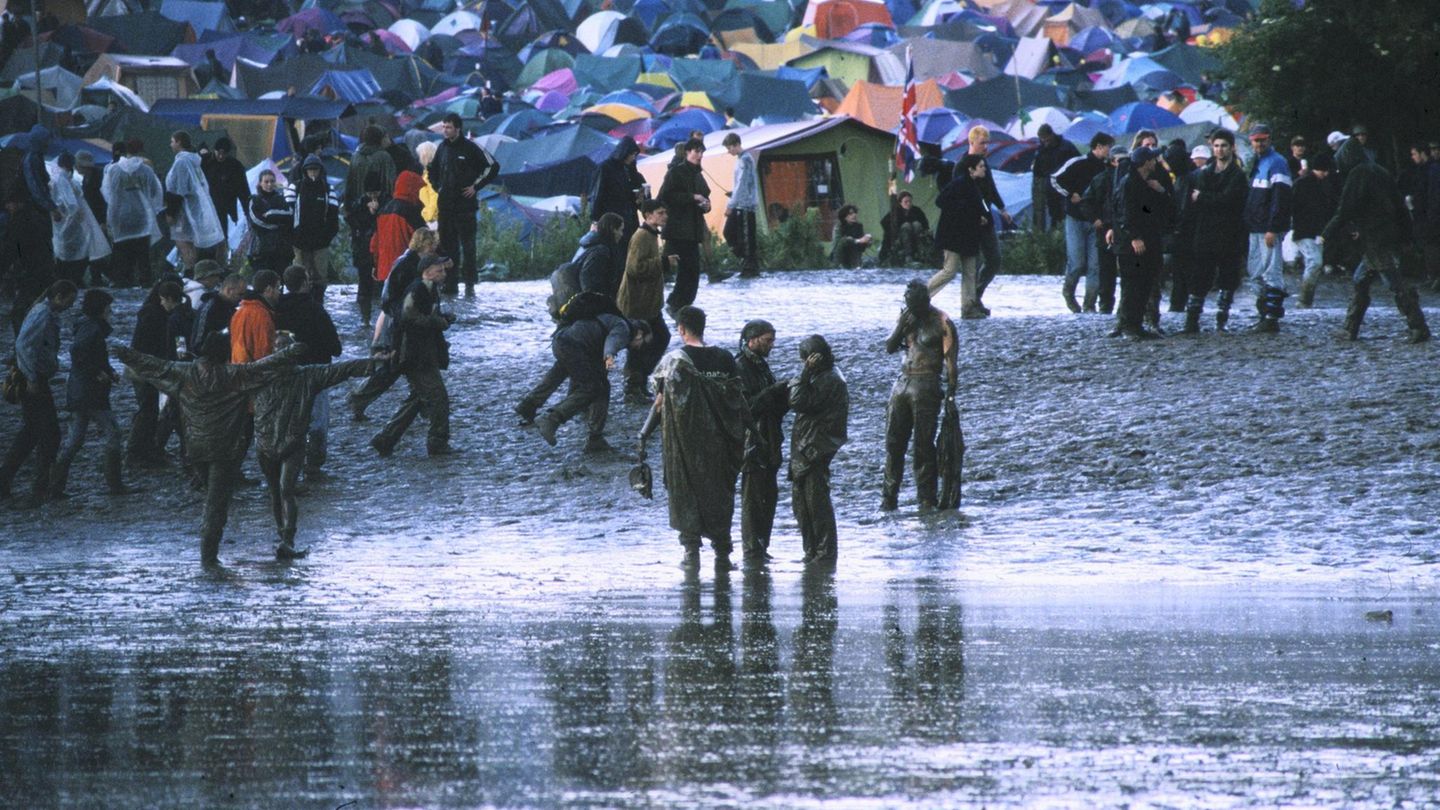 Wacken & Co.: Pklatz 1: Glastonbury 1997 – das Jahr des Schlamms Selbstverständlich gebührt Glastonbury auch der erste Platz der verregnetsten Festivals aller Zeiten. 1997 hatten sich rund 90.000 Fans zusammengeschart, um Sting, The Prodigy und Radiohead zu feiern. Was sie erlebten, ging als "Das Jahr des Schlamms" in die Geschichte ein. Wie der "Independent" damals berichtete, muss es sich um einen besonders edlen Jahrgangs-Matsch gehandelt haben: "Dies war ein Matsch, wie Sie sich ihn immer vorgestellt haben: platonischer Matsch. Matsch, der sich in klebrige Skulpturen verwandeln lässt. Matsch, der jeden Schritt zu einem Akt der Anstrengung macht." Die Ärzte auf dem Gelände waren nicht ganz so poetisch, denn sie hatten mit den Folgen zu kämpfen: Fußbrand. Denn wenn Füße zu lange in feuchten Klamotten stecken, können sich schmerzhafte, entzündliche Blasen bilden. Wie die Zeitung ebenfalls berichtete, sagten einige Ärzte, so viele Fälle von Fußbrand habe es nicht mehr gegeben seit dem 1. Weltkrieg. Long Live Rock'n'Roll! Pklatz 1: Glastonbury 1997 – das Jahr des Schlamms Selbstverständlich gebührt Glastonbury auch der erste Platz der verregnetsten Festivals aller Zeiten. 1997 hatten sich rund 90.000 Fans zusammengeschart, um Sting, The Prodigy und Radiohead zu feiern. Was sie erlebten, ging als "Das Jahr des Schlamms" in die Geschichte ein. Wie der "Independent" damals berichtete, muss es sich um einen besonders edlen Jahrgangs-Matsch gehandelt haben: "Dies war ein Matsch, wie Sie sich ihn immer vorgestellt haben: platonischer Matsch. Matsch, der sich in klebrige Skulpturen verwandeln lässt. Matsch, der jeden Schritt zu einem Akt der Anstrengung macht." Die Ärzte auf dem Gelände waren nicht ganz so poetisch, denn sie hatten mit den Folgen zu kämpfen: Fußbrand. Denn wenn Füße zu lange in feuchten Klamotten stecken, können sich schmerzhafte, entzündliche Blasen bilden. Wie die Zeitung ebenfalls berichtete, sagten einige Ärzte, so viele Fälle von Fußbrand habe es nicht mehr gegeben seit dem 1. Weltkrieg. Long Live Rock'n'Roll!