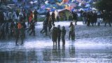 Pklatz 1: Glastonbury 1997 – das Jahr des Schlamms  Selbstverständlich gebührt Glastonbury auch der erste Platz der verregnetsten Festivals aller Zeiten. 1997 hatten sich rund 90.000 Fans zusammengeschart, um Sting, The Prodigy und Radiohead zu feiern. Was sie erlebten, ging als "Das Jahr des Schlamms" in die Geschichte ein.  Wie der "Independent" damals berichtete, muss es sich um einen besonders edlen Jahrgangs-Matsch gehandelt haben: "Dies war ein Matsch, wie Sie sich ihn immer vorgestellt haben: platonischer Matsch. Matsch, der sich in klebrige Skulpturen verwandeln lässt. Matsch, der jeden Schritt zu einem Akt der Anstrengung macht." Die Ärzte auf dem Gelände waren nicht ganz so poetisch, denn sie hatten mit den Folgen zu kämpfen: Fußbrand. Denn wenn Füße zu lange in feuchten Klamotten stecken, können sich schmerzhafte, entzündliche Blasen bilden. Wie die Zeitung ebenfalls berichtete, sagten einige Ärzte, so viele Fälle von Fußbrand habe es nicht mehr gegeben seit dem 1. Weltkrieg. Long Live Rock'n'Roll!