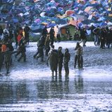 Pklatz 1: Glastonbury 1997 – das Jahr des Schlamms  Selbstverständlich gebührt Glastonbury auch der erste Platz der verregnetsten Festivals aller Zeiten. 1997 hatten sich rund 90.000 Fans zusammengeschart, um Sting, The Prodigy und Radiohead zu feiern. Was sie erlebten, ging als "Das Jahr des Schlamms" in die Geschichte ein.  Wie der "Independent" damals berichtete, muss es sich um einen besonders edlen Jahrgangs-Matsch gehandelt haben: "Dies war ein Matsch, wie Sie sich ihn immer vorgestellt haben: platonischer Matsch. Matsch, der sich in klebrige Skulpturen verwandeln lässt. Matsch, der jeden Schritt zu einem Akt der Anstrengung macht." Die Ärzte auf dem Gelände waren nicht ganz so poetisch, denn sie hatten mit den Folgen zu kämpfen: Fußbrand. Denn wenn Füße zu lange in feuchten Klamotten stecken, können sich schmerzhafte, entzündliche Blasen bilden. Wie die Zeitung ebenfalls berichtete, sagten einige Ärzte, so viele Fälle von Fußbrand habe es nicht mehr gegeben seit dem 1. Weltkrieg. Long Live Rock'n'Roll!