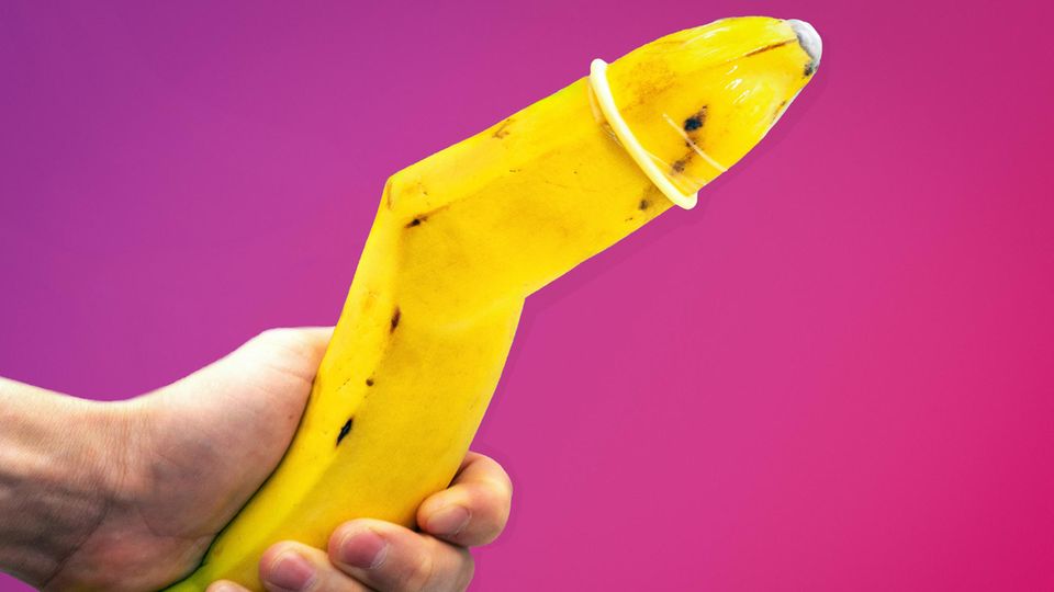 Banane mit Knick und einem Kondom auf der Spitze