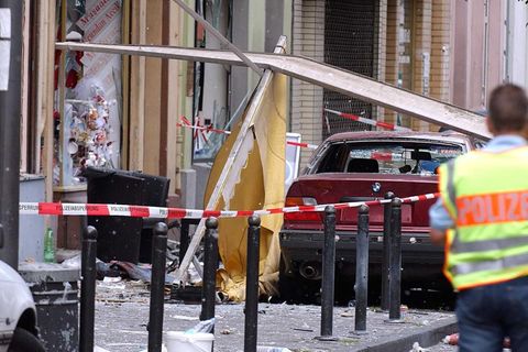 Ein Polizist sichert die Spuren einer Explosion in Köln – Machtkampf unter Drogendealern eskaliert
