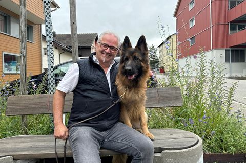 Hündin Ayla und ihr Besitzer sind überglücklich