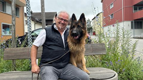 Hündin Ayla und ihr Besitzer sind überglücklich