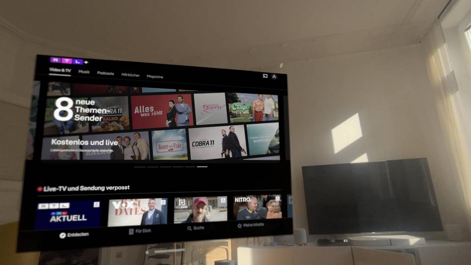 Apple Vision Pro: RTL-App neben einem Fernseher