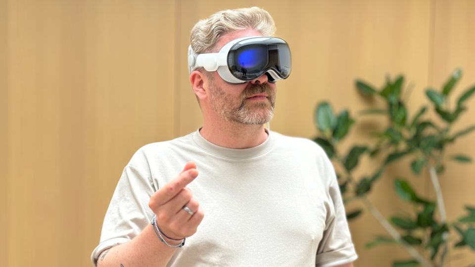 Stern-Redakteur Malte Mansholt trägt eine Apple Vision Pro