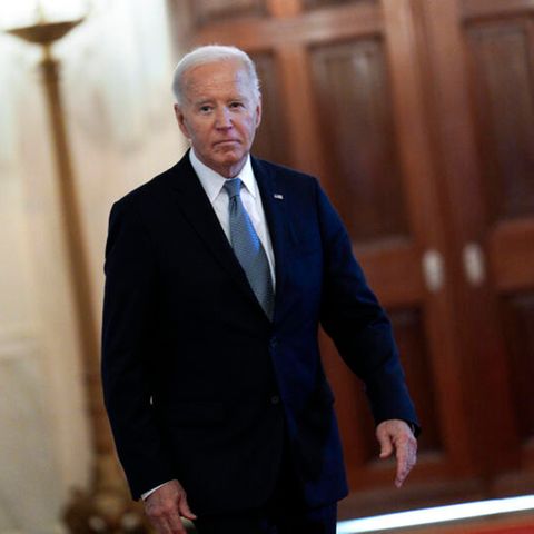 Joe Biden versucht seinen regulären Amtsgeschäften nachzugehen. Doch die Frage, ob er seine Pläne für eine erneute Kandidatur nicht aufgeben sollte, begleitet ihn fortwährend.